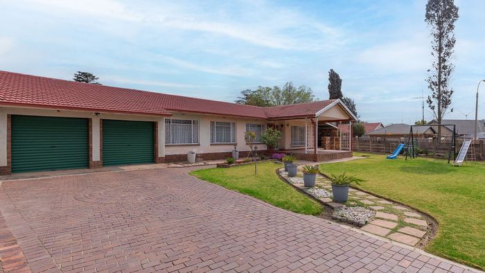 For Sale: Spacious Allen Grove House with Flatlet, Double Garage, and Entertainment Area.