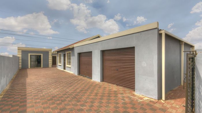 For Sale: House in Protea Glen Ext 20, 5 beds, 4 baths, double garage, cottages.