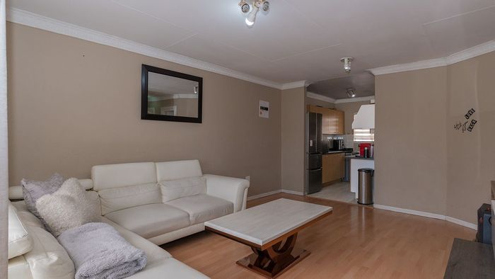 For Sale: Townhouse in Beyers Park with 24hr security, pool, and parking.