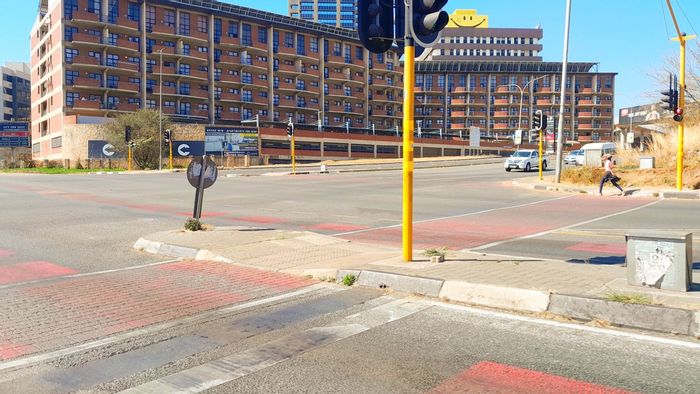 Prime Braamfontein Apartment For Sale with Balcony, Parking, and Proximity to Amenities