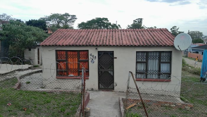 For Sale: Mdantsane House with 2 Bedrooms, spacious yard, near amenities.