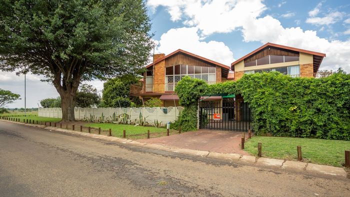 Spacious 5-Bedroom House with Full Flat, Office, and Boreholes in Brenthurst For Sale