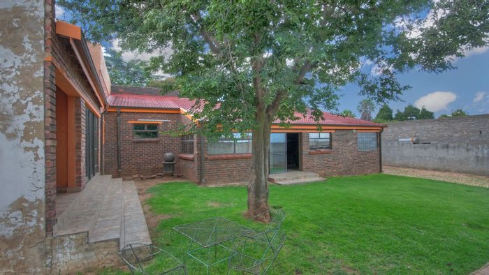 House for Sale in Naturena: 3 bedrooms, double garage, large garden, and carport.