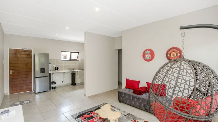 Modern Townhouse For Sale in Whiteridge - Fully Tiled, Open Plan Living