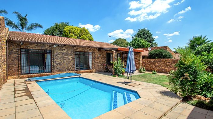 Property #LH-172408, Townhouse for sale in Sandton Central