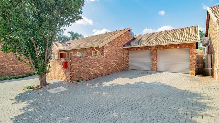 Highveld townhouse for sale: Secure complex, entertainment area, granite kitchen, double garage.