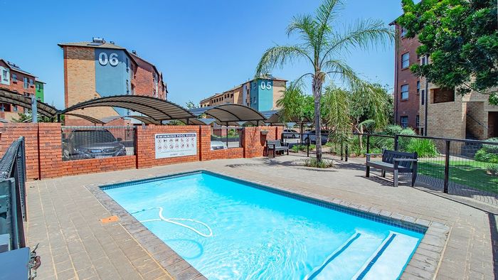 For Sale: Apartment in Montana Tuine with pool, play area, and secure parking.