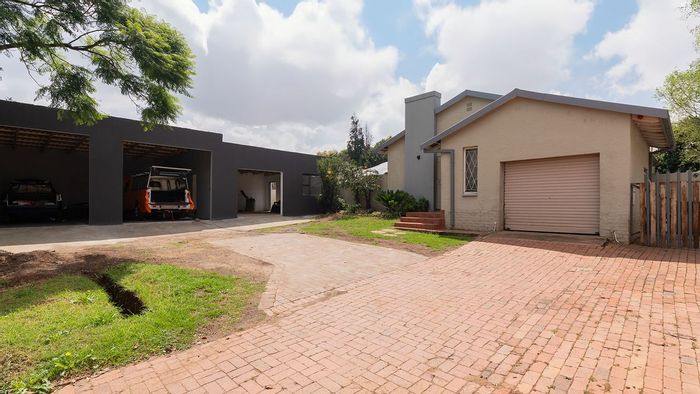 Eastleigh House For Sale: 3 beds, 2 baths, large 5-car garage, 1068 sqm land.