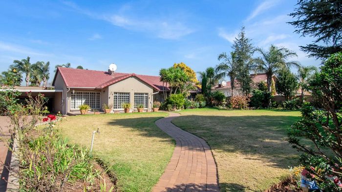 For Sale: Spacious Selcourt house with pool, entertainment area, and extra living space.