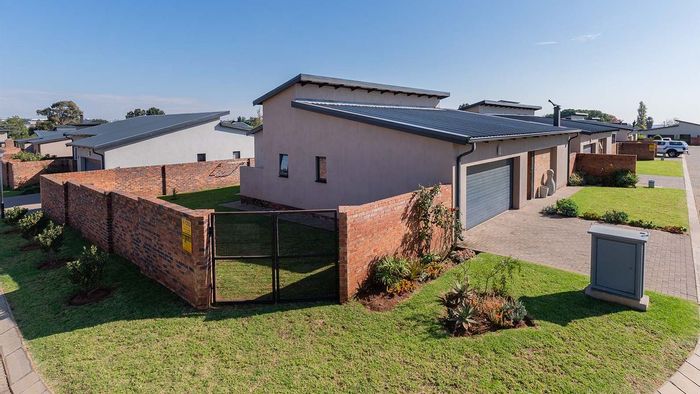 3 Bedroom House For Sale in Brentwood Park, Secure Estate with Outdoor Space.