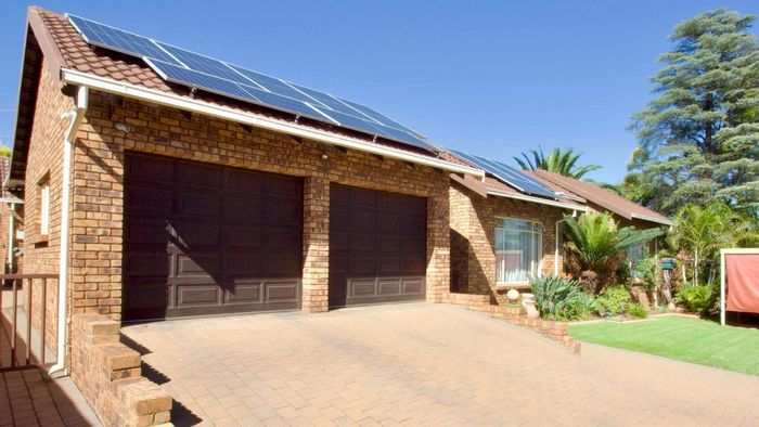 Zwartkop House For Sale: 4 Bedrooms, solar power, pool, and entertainment area.