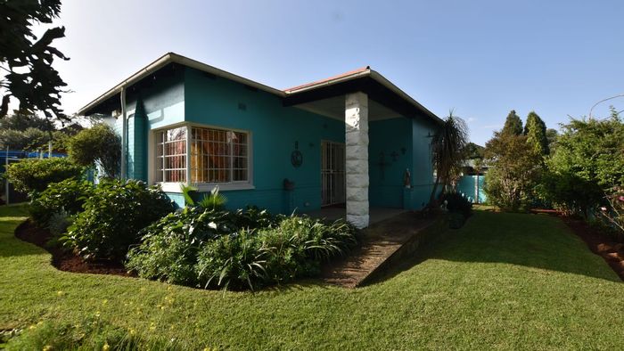 Charming 3-bedroom house in Brakpan Central with expansive yard and amenities. For Sale.