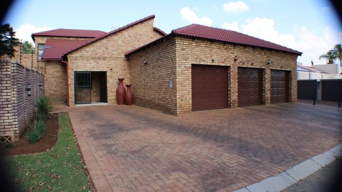 Sonneveld House For Sale: 4 beds, pool, garage, security, and entertainment spaces.