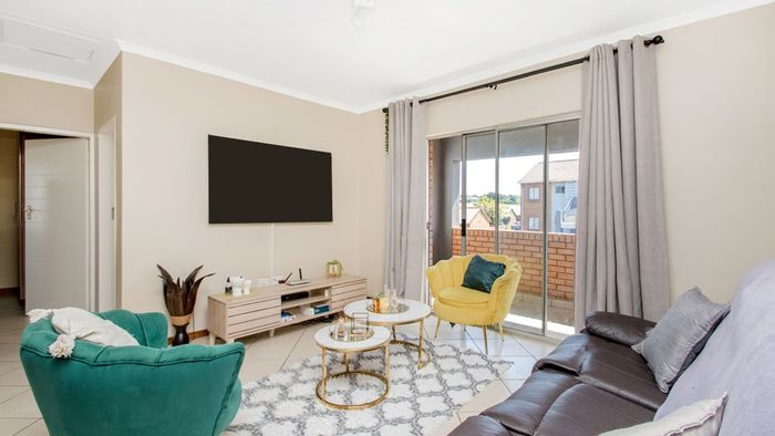 Sagewood Apartment For Sale: 2 Bedrooms, pool, clubhouse, garage, near amenities.