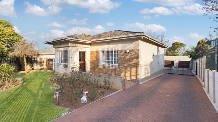 For Sale: House in Selwyn with 3 bedrooms, double garage, and spacious backyard.