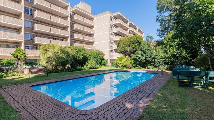 For Sale: 3-Bedroom Apartment in Gresswold with Pool, Garage, and Secure Access.