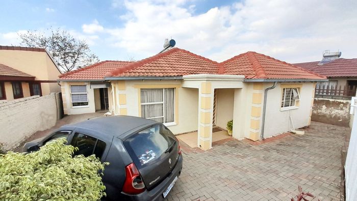Rabie Ridge House For Sale: 3 bedrooms, parking, spacious yard, close to amenities.