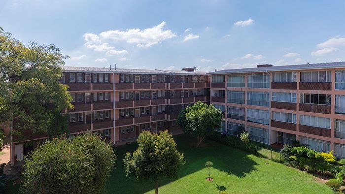 Kew Apartment For Sale: 2 beds, balcony, garages, communal garden, secure complex.