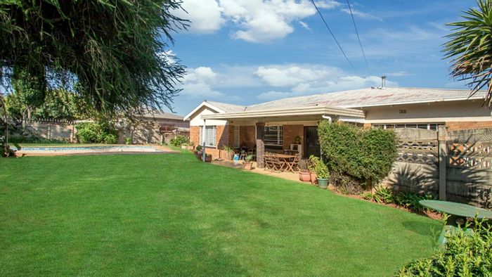 Florida House For Sale: 4 beds, pool, cottage, garage, carports, and alarm system.