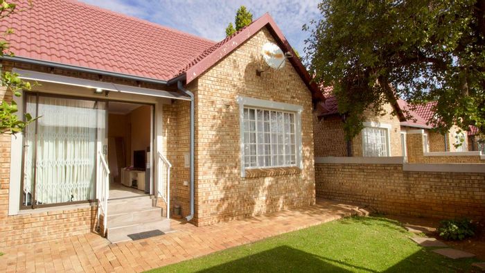 2 Bedroom Townhouse in Heuwelsig Estate For Sale with 24-hour security and parking.