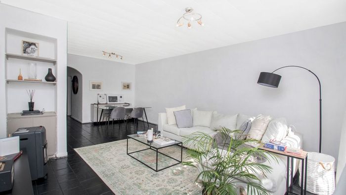 Windsor East Townhouse For Sale: 3 beds, communal pool, private garden, garage.