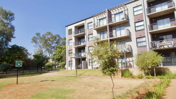 Clubview Apartment For Sale: 2 Bedrooms, communal gardens, security, private balcony.