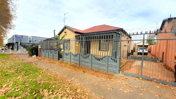 House for Sale in Bezuidenhout Valley: 3 Bedrooms, Cottage, Ample Parking, Close to Amenities.