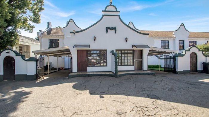 For Sale: 2BR Townhouse in Florida North with pool and carport.