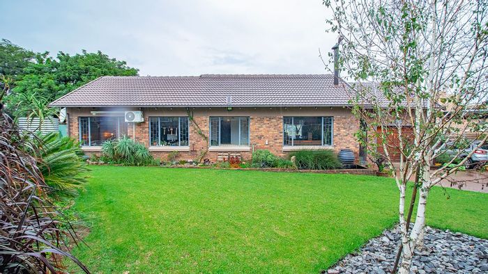 Three-bedroom house in Rooihuiskraal with large garden, carport, and no load shedding. For Sale.