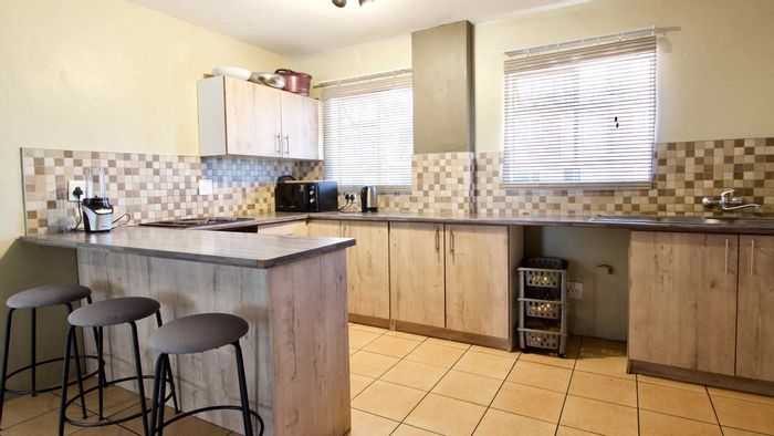 Die Hoewes Apartment For Sale: 3 Bedrooms, Pool, Security, Fiber, Covered Parking.