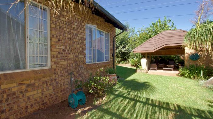 Highveld Townhouse For Sale: 3 beds, large garden, pool access, no loadshedding.