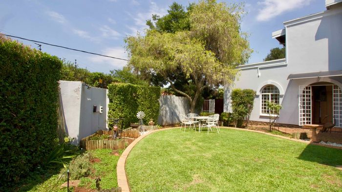 Doringkloof House For Sale: Family home with pool, solar system, and spacious layout.