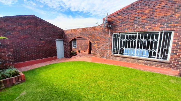 Buccleuch Townhouse For Sale: 3 beds, private garden, double garage, secure complex.