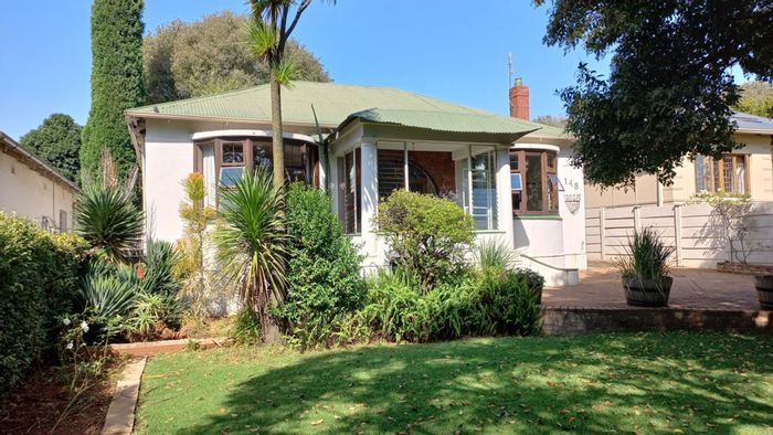 Kensington House For Sale: 3 beds, pool, deck, garage, excellent security.