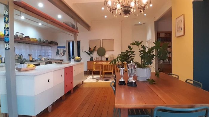 Kensington House For Sale: 3 beds, pool, granny flat, spacious grounds.