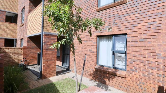 La Montagne Apartment For Sale: 2 beds, private garden, amenities include braai area.