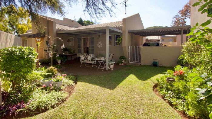 Die Hoewes Townhouse For Sale: 3 beds, 2 baths, garden, garage, tenant in place.
