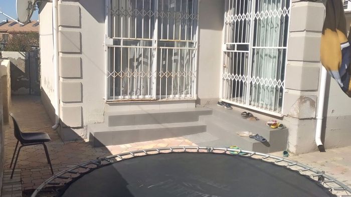 For Sale: House in Olievenhoutbosch with 3 bedrooms, 2 bathrooms, garage.