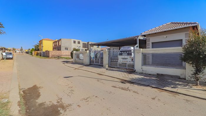 For Sale: House in Olievenhoutbosch with 3 bedrooms, 2 bathrooms, and carport.