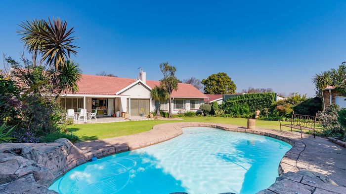 House for Sale in Highway Gardens: Pool, bar area, spacious garden, double garage.