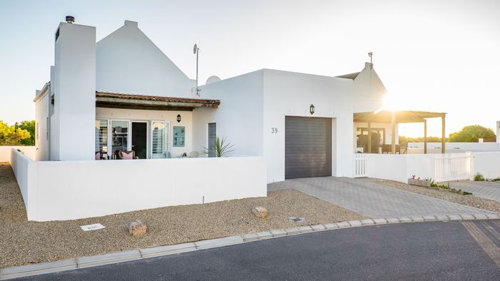 House For Sale in Britannia Reef Estate: 2 beds, outdoor braai, pet-friendly.