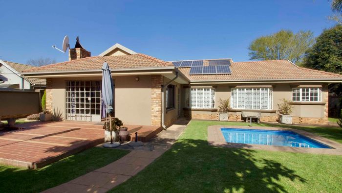Lyttelton Manor House For Sale: 4 beds, pool, garden, security features, garage.