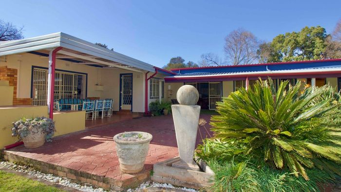 Clubview House For Sale: 8 Bedrooms, Income Potential, Garden, Parking, Security Features.
