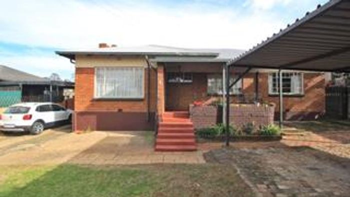 House for Sale in Primrose: 3 bedrooms, garden cottage, ample parking, automated gate.