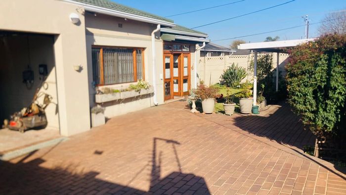 For Sale: House in Gerdview with pool, lapa, and ample parking.