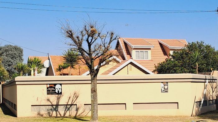 For Sale: Spacious Sunnyridge house with pool, lapa, and security features.
