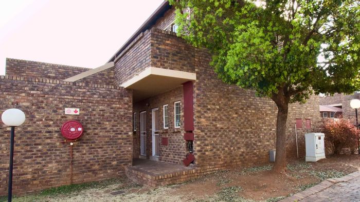 Highveld Apartment For Sale: Renovated 1-Bedroom, balcony, prepaid electricity, no loadshedding.