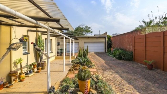 Edenvale Central House For Sale: 4 beds, pool, braai area, 3 garages.