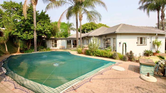 Doringkloof House For Sale: 5 bedrooms, pool, jacuzzi, lapa, and staff accommodation.