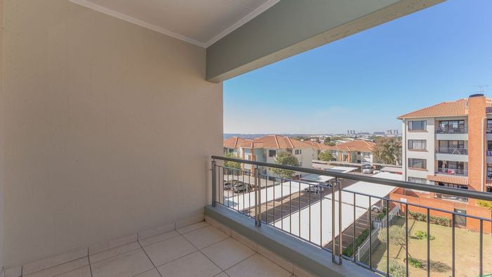 For Sale: Greenstone Hill Apartment with 2 beds, gym, pools, and school access.